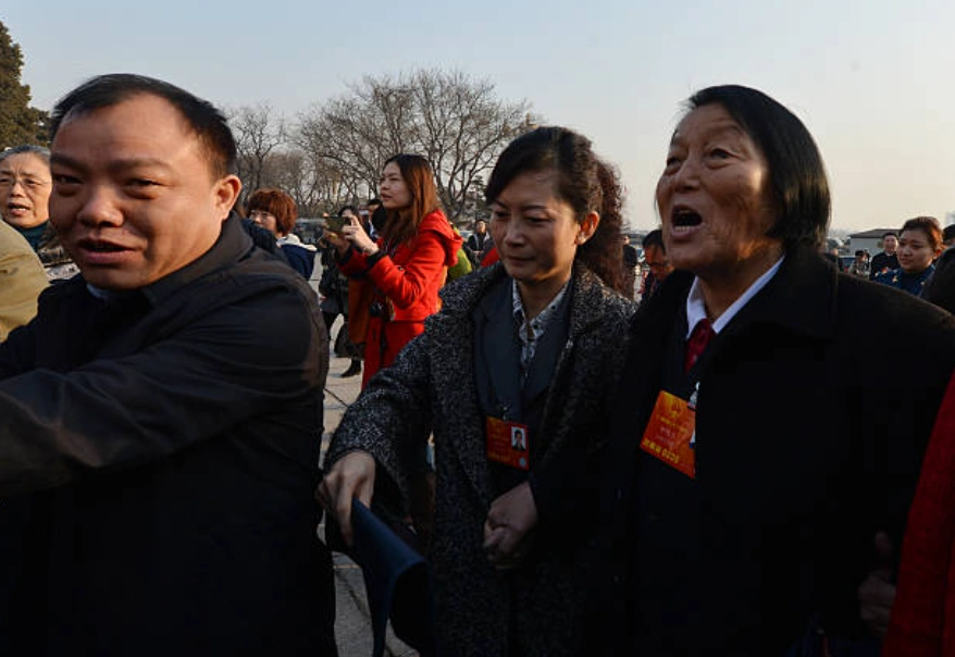 中共全國人大代表沈吉蘭（右）。(Photo credit should read MARK RALSTON/AFP via Getty Images)