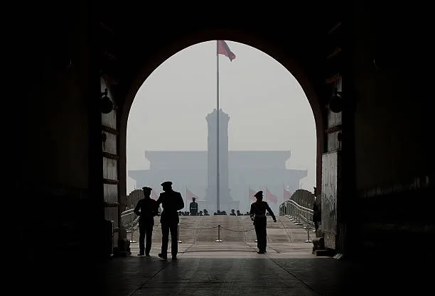 中共武警在天安門廣場執行警戒任務時守衛門崗。資料圖片。（MARK RALSTON/AFP via Getty Images）