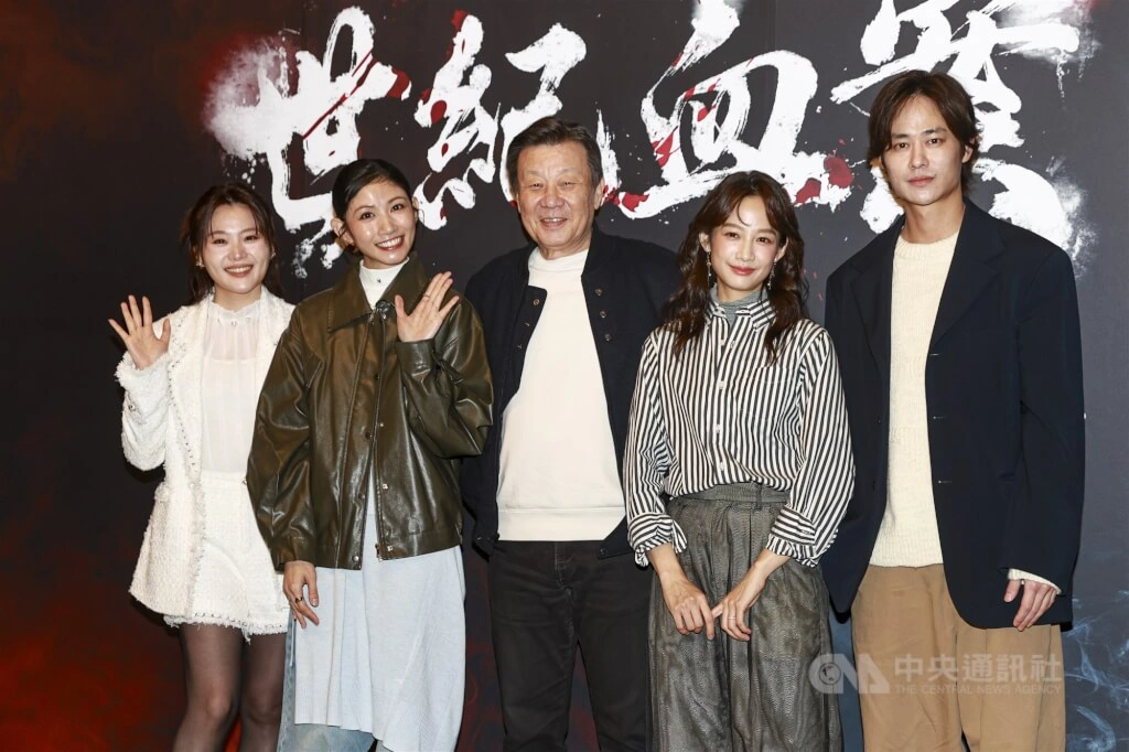 图为杨小黎（左起）、李千娜、寇世勋、简嫚书、夏腾宏等人1日出席电影「世纪血案」杀青记者。（中央社档案照片）