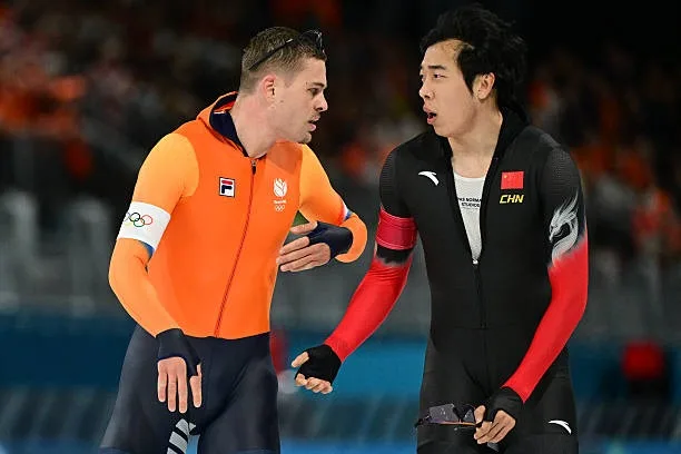 2026 年 2 月 11 日，荷蘭選手范內馬斯（左）在米蘭冬奧男子1000公尺競速滑冰賽事中與中國選手廉子文對決。（Piero CRUCIATTI / AFP via Getty Images）