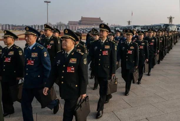上海警備區司令已更換為張占禮少將。圖為中共軍方代表2025年3月8日抵達人民大會堂參加全國人民代表大會（NPC）第二次全體會議。（Kevin Frayer/Getty Images）