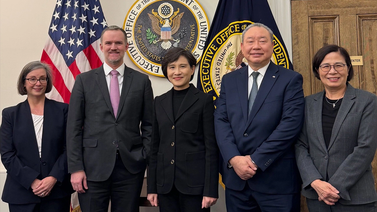 第七轮赴美，美东时间2026年2月12日于美国贸易代表署（USTR）合影。由左至右依序为：美国在台协会（AIT）华盛顿总部执行理事蓝莺（Ingrid Larson）、美国贸易代表葛里尔（Jamieson Greer）大使、行政院郑丽君副院长、驻美代表处俞大㵢大使、行政院杨珍妮政务委员。(图取自facebook/郑丽君)