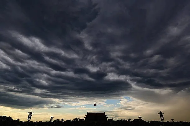 籠罩在烏雲下的天安門廣場。（Feng Li/Getty Images）