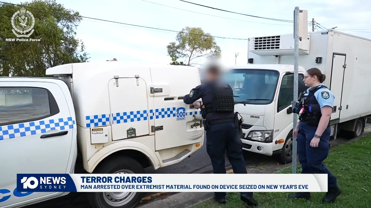 一男子汽车中发现有极端主义材料被悉尼警方逮捕。（截图取自YouTube/10 News）