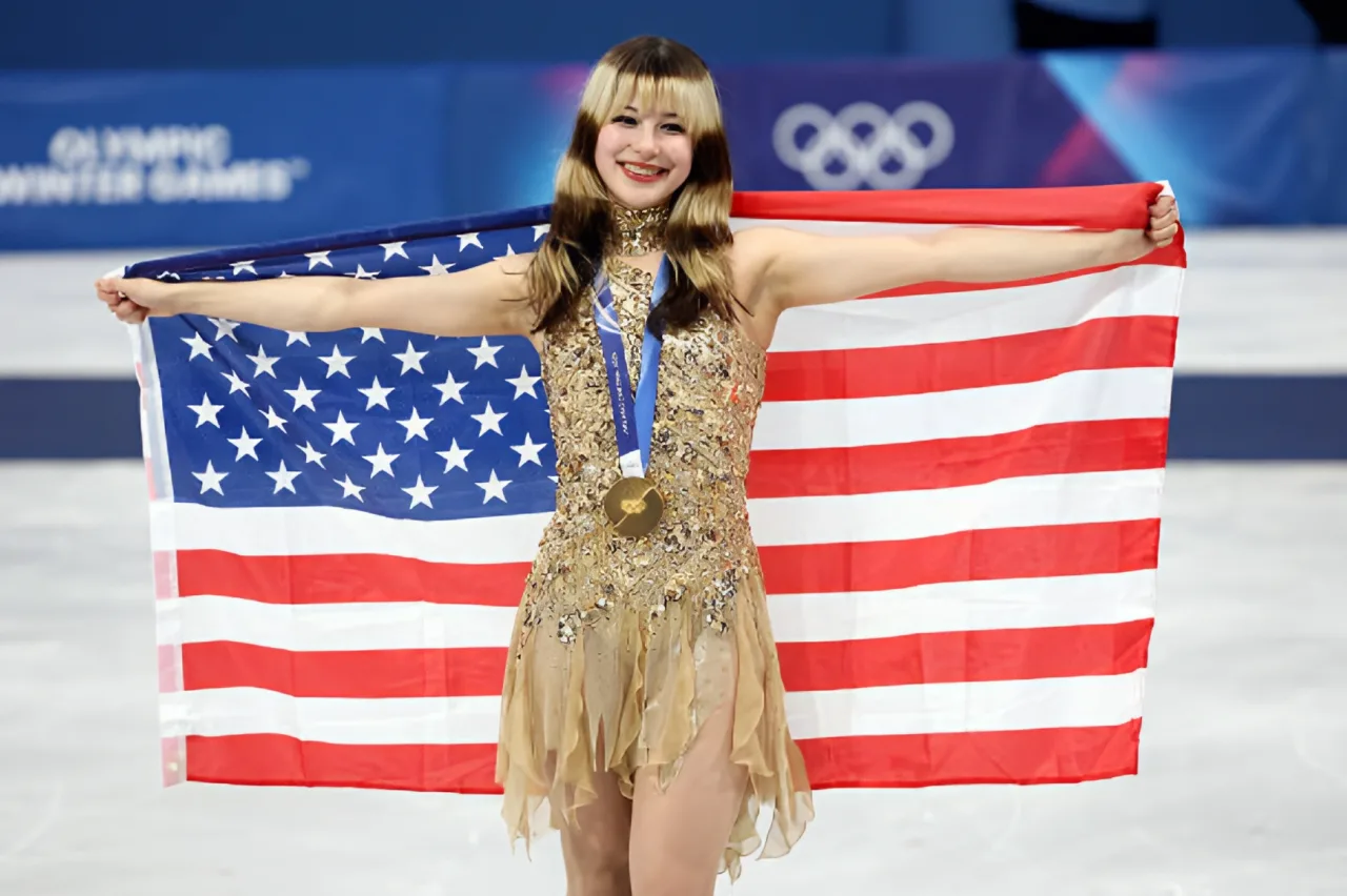 2026年2月19日：在米兰-科尔蒂纳冬季奥运会第十三天的女子单人滑颁奖仪式上，美国队金牌得主刘美贤（Alysa Liu）在米兰滑冰场拍照留念。(Photo by Jamie Squire/Getty Images)