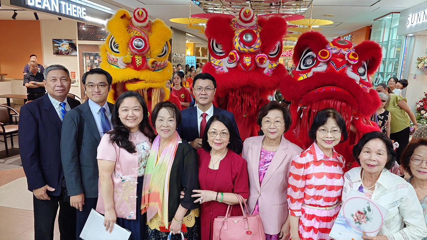 范厚祿處長夫婦與僑領走訪商場拜年