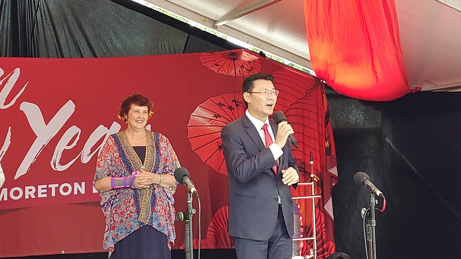 范厚祿處長(右)與昆士蘭州多元文化廳長Fiona Simpson(左)向大家祝賀新年