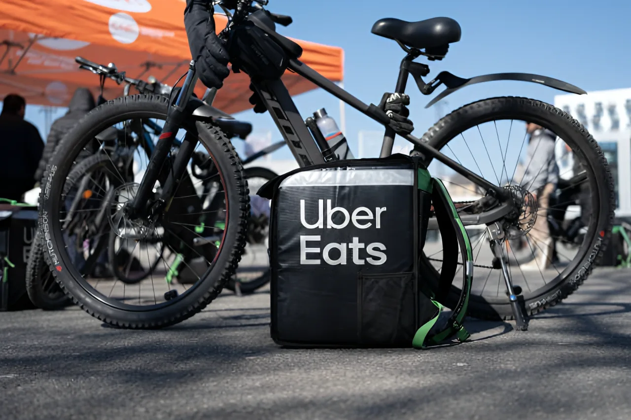 澳州五金巨头Bunnings将登陆Uber Eats外卖平台，承诺在 60 分钟内将商品送到家。图为Uber Eats外卖平台工作的送餐员。 (Photo by Nicolas Hasson-Fauré / Hans Lucas / Hans Lucas via AFP) (Photo by NICOLAS HASSON-FAURE/Hans Lucas/AFP via Getty Images)