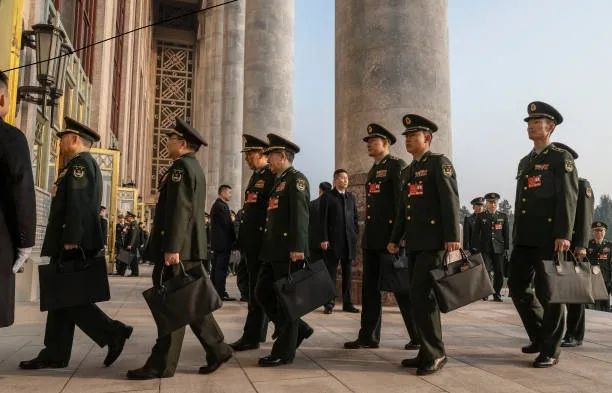 2025年3月8日，中共軍方代表抵達北京人民大會堂參加人大會議。（Kevin Frayer/Getty Images）