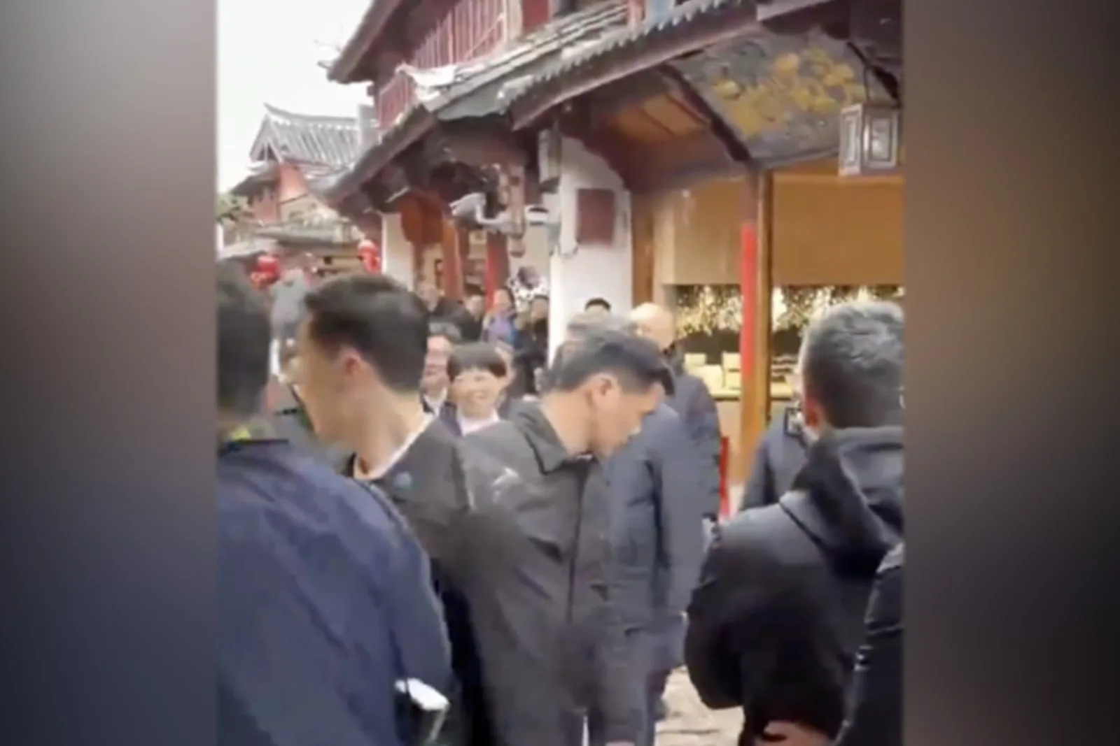 2025年3月，中共黨魁習近平到貴州、雲南考察。習所到之處安保嚴密。而他身體臃腫，被質疑穿了幾層防彈衣。（視頻擷圖）
