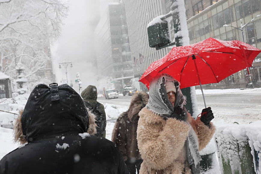 2026年2月23日，纽约市遭遇暴风雪，人们走在第六大道上。美国东北部地区遭受强烈的东北风暴袭击，暴风雪、大雪和强风肆虐。纽约市市长佐兰·马姆达尼宣布纽约市进入紧急状态，并发布了旅行禁令。 (Photo by Michael M. Santiago/Getty Images)