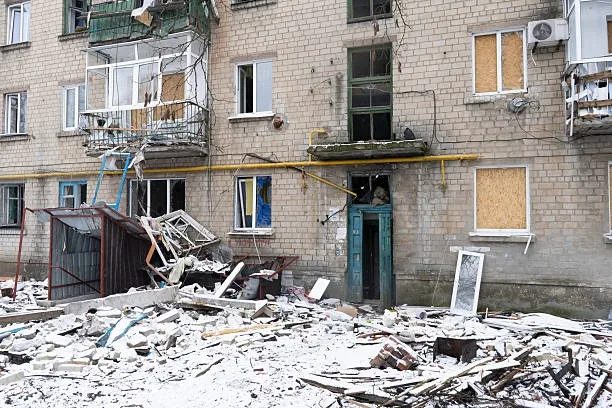 烏克蘭頓內茨克州（Donetsk Oblast）奧列克西耶沃-德魯日基夫卡（Oleksiievo-Druzhkivka），遭到俄羅斯襲擊後被毀損的住宅區殘骸。（Oles Kromplias/Global Images Ukraine via Getty Images）