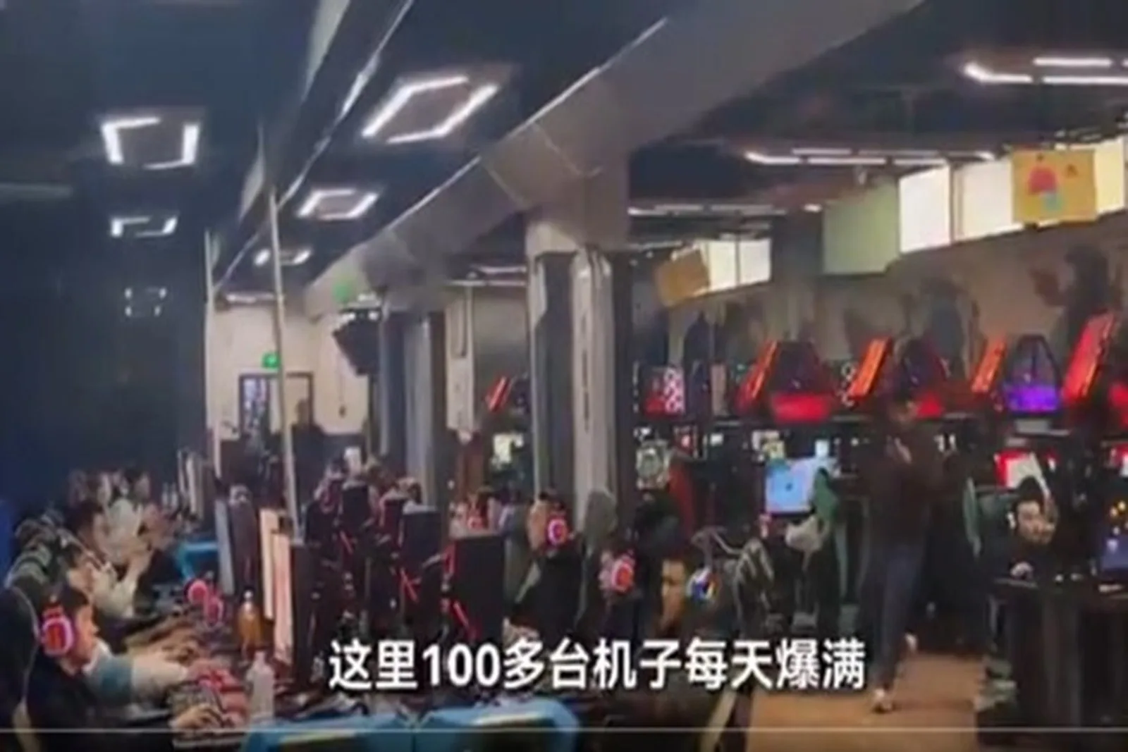 貴州遵義的「六毛網吧」擠滿了無家可歸者。（視頻擷圖）