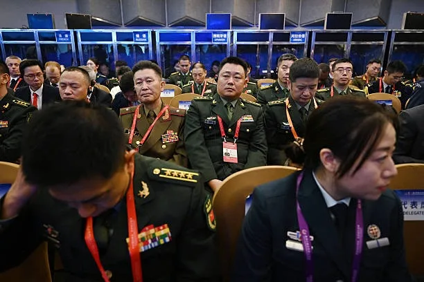 中共軍方代表於 2025 年 9 月 18 日在北京國際會議中心出席香山論壇全體會議。（GREG BAKER/AFP via Getty Images）