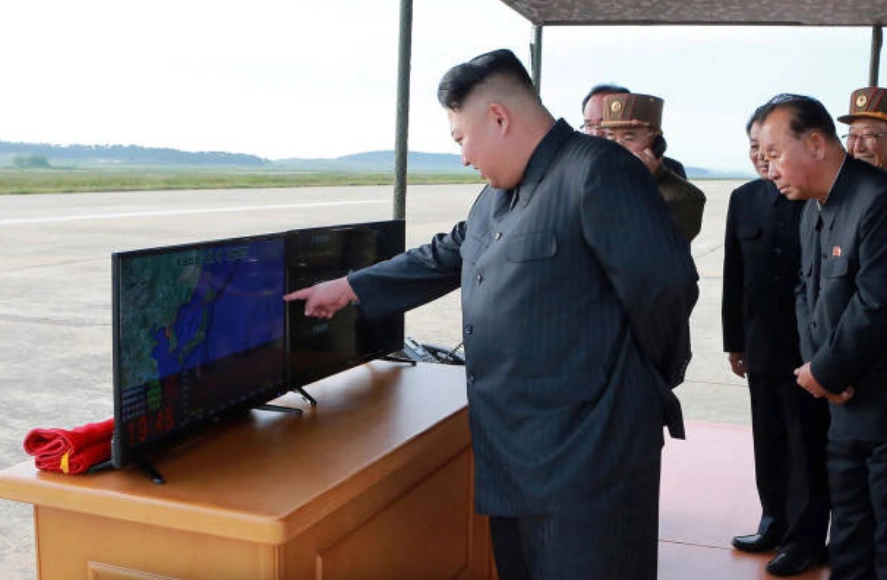 國際原子能總署發出警訊：朝鮮疑在運轉鈾濃縮設施。圖為朝鮮領導人金正恩（左）在某個未公開的地點視察中遠程戰略彈道火箭「火星-12」的發射演習。(Photo credit should read STR/AFP via Getty Images)