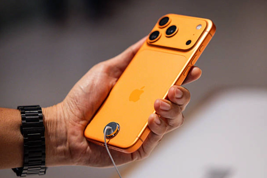 苹果公司正式发布全新入门级智能手机 iPhone 17e。图为iPhone 17 Pro Max。(Photo by Annice Lyn/Getty Images)