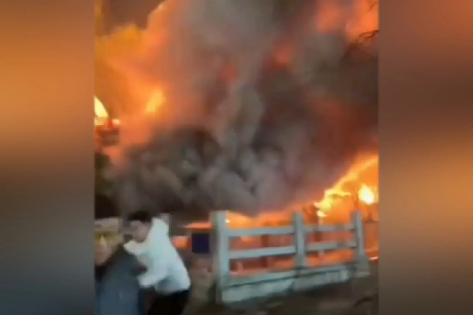 山東濟寧一液化氣站3月4日晚間發生大爆炸，火球濃煙沖上天空，猶如戰區。（視頻擷圖）