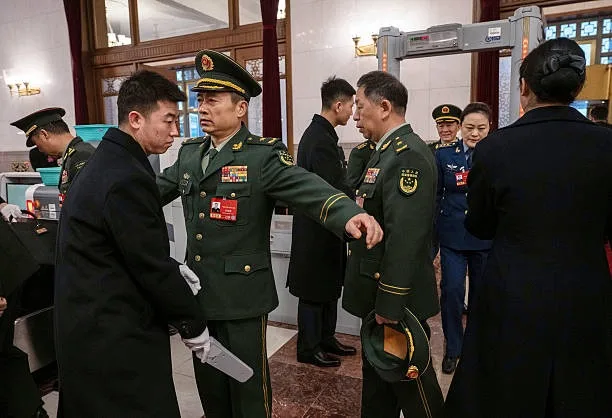 中共軍方官員3月5日抵達人民大會堂參加全國人民代表大會開幕式時接受安檢。（Kevin Frayer/Getty Images）
