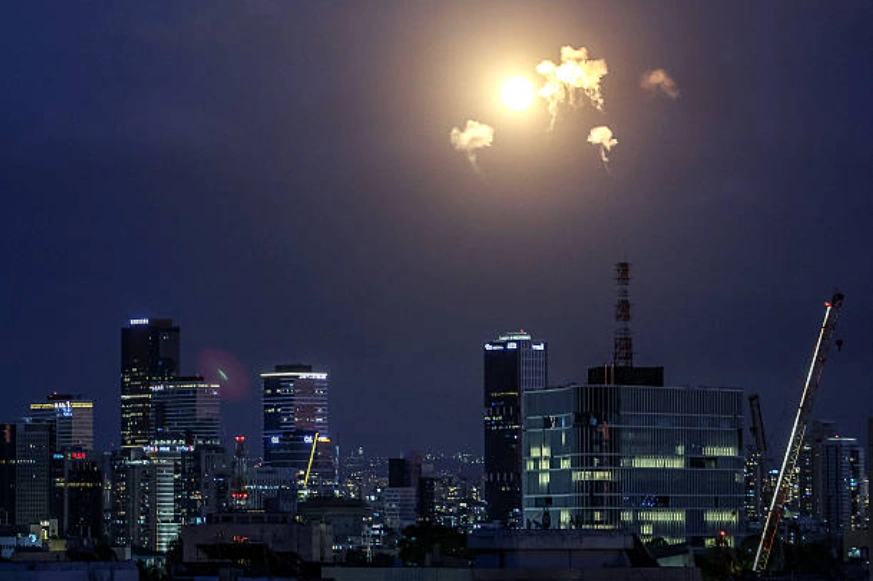 2026年2月28日，以色列“铁穹”导弹防御系统拦截导弹后在特拉维夫上空爆炸的画面。 (Photo by Jack GUEZ / AFP via Getty Images)