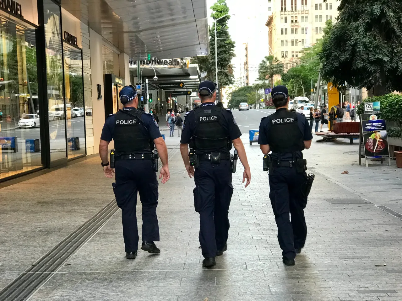 澳15岁男孩被控向儿童传恐怖组织影片。图为布里斯班警察。（维基百科）