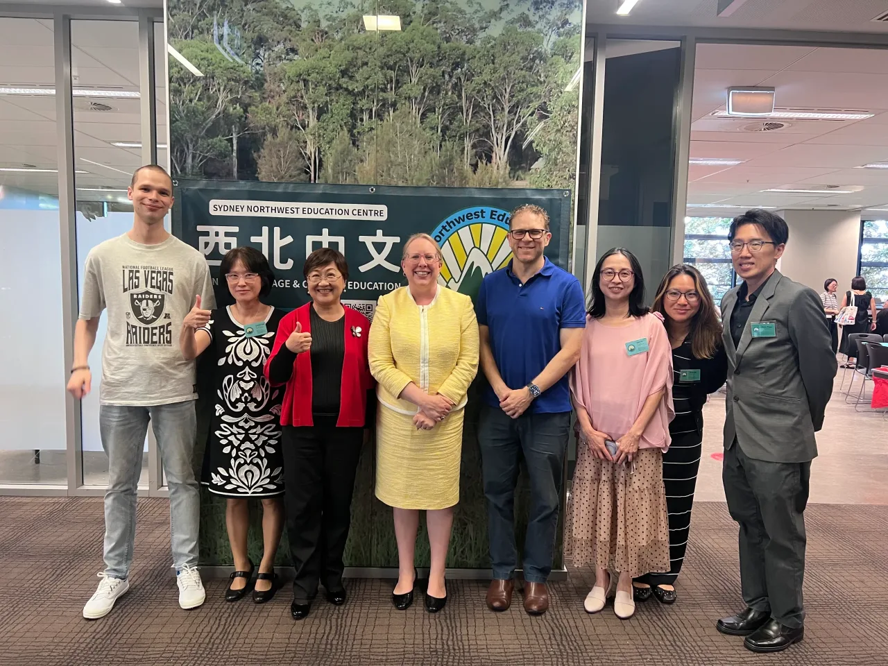 徐佳青與西北中文學校師生及市長 Michelle Byrne出席參與,共同見證TCML歷史性的一刻