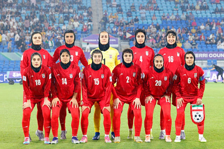 2026年3月8日，伊朗女足在黄金海岸与菲律宾队进行2026年亚足联女子亚洲杯比赛前合影。此前，伊朗已故国王的儿子于3月9日敦促堪培拉方面保护伊朗女足。这支球队因在澳大利亚比赛期间拒绝演唱国歌而被指责为“战时叛徒”。 (Photo by AFP via Getty Images)