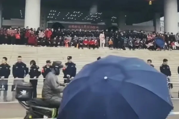 3月2日，福建莆田最大的電商平台黃金碼頭有上千名投資人聚集在市政府門前，要求兌付存款。（視頻擷圖）