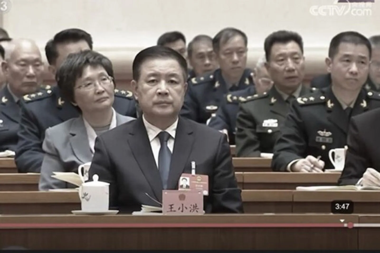中共黨魁習近平心腹、公安部長3月7日不僅列席軍隊代表團全體會議，並有近三秒的特寫鏡頭。（視頻擷圖）