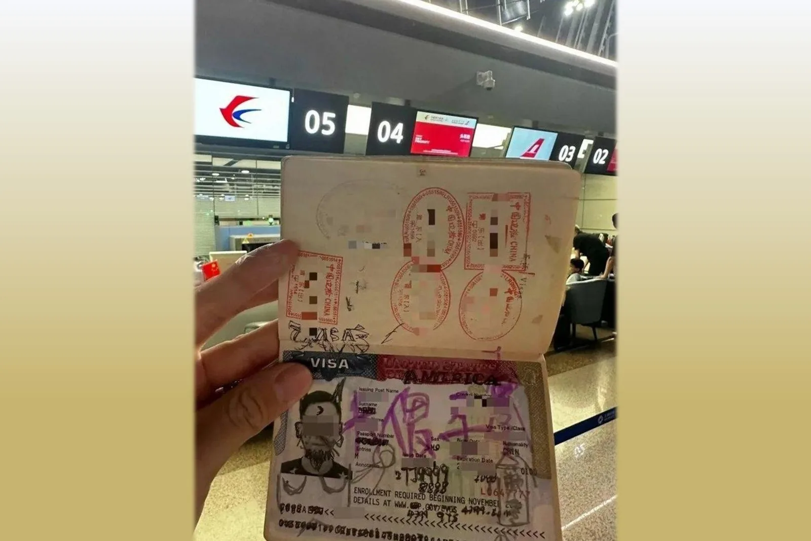 中國一名男子的美國簽證被親戚的孩子塗汙，還被寫上「大傻子」。（小紅書視頻擷圖）