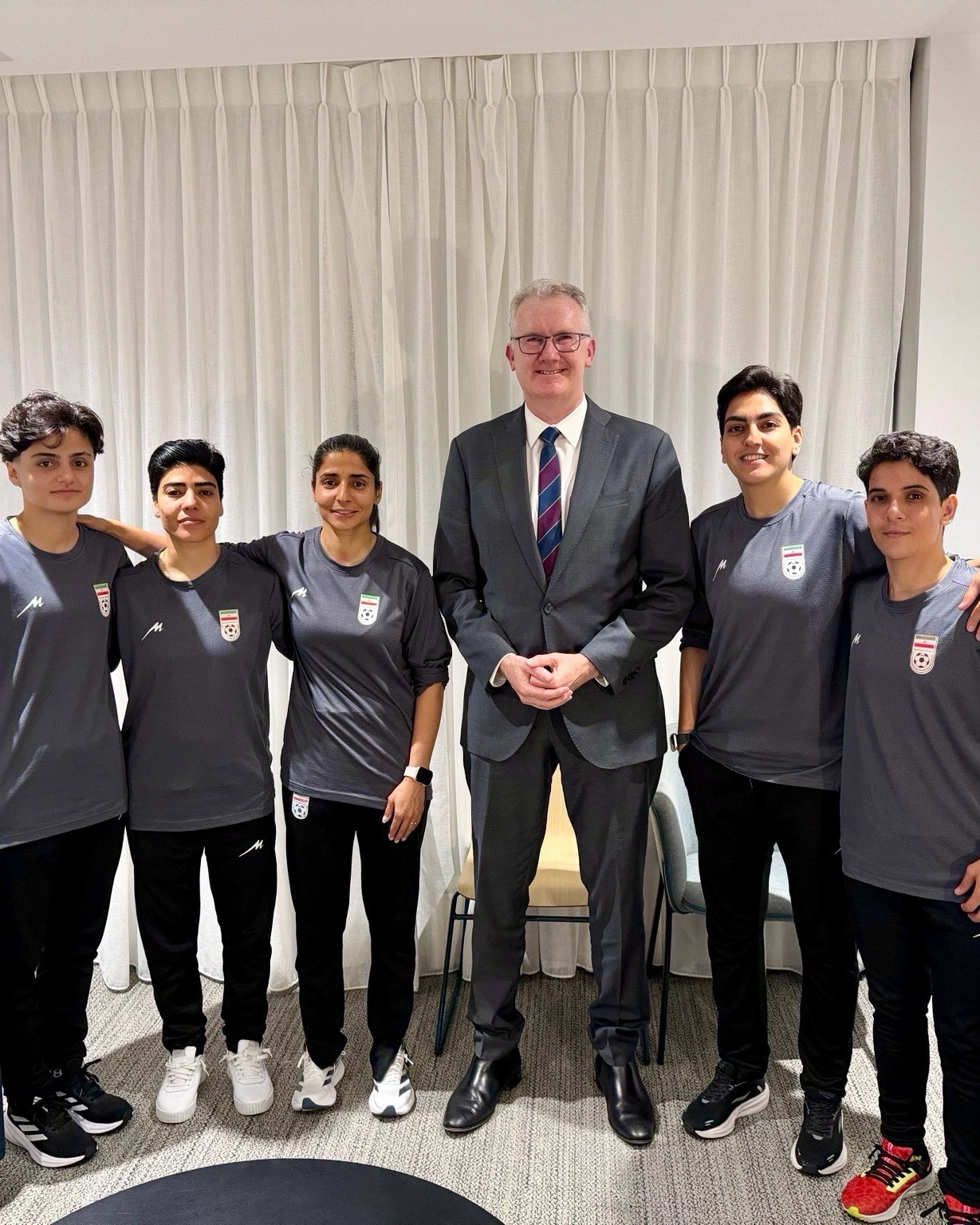 五名伊朗女足队员获得了人道主义签证。(图取自x.com/Tony_Burke)