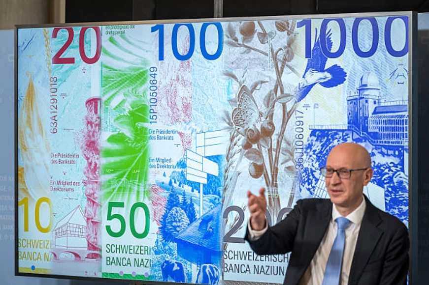 2026年3月4日，瑞士国家银行（SNB）副行长安托万·马丁在苏黎世举行的新闻发布会上宣布了新版瑞士纸币设计竞赛的最终中标方案。(Photo by Fabrice COFFRINI / AFP via Getty Images)