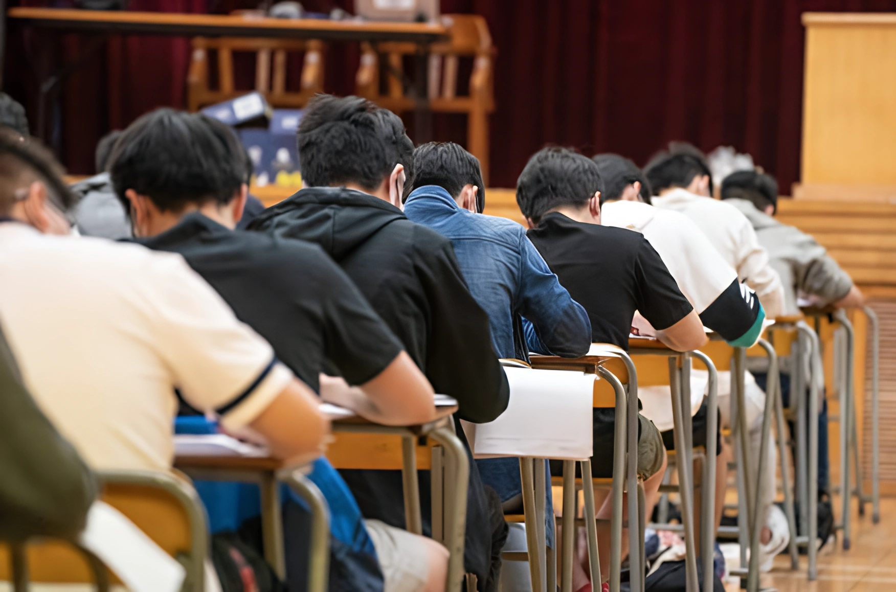 香港學術及職業資歷評審局揭假學歷引起關注。(Photo by Anthony Kwan -Pool/Getty Images)