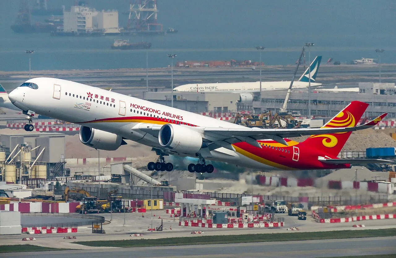 国际油价飙升，香港航班大幅调价。图为香港航空有限公司空中客车A350-900。（维基百科）