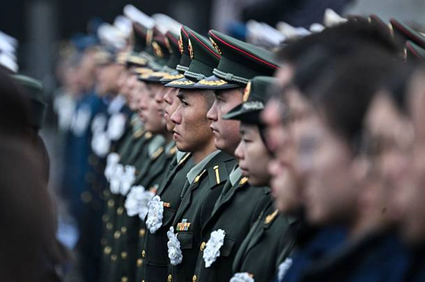 圖為中國人民解放軍官兵。(Photo by Hector RETAMAL / AFP via Getty Images)