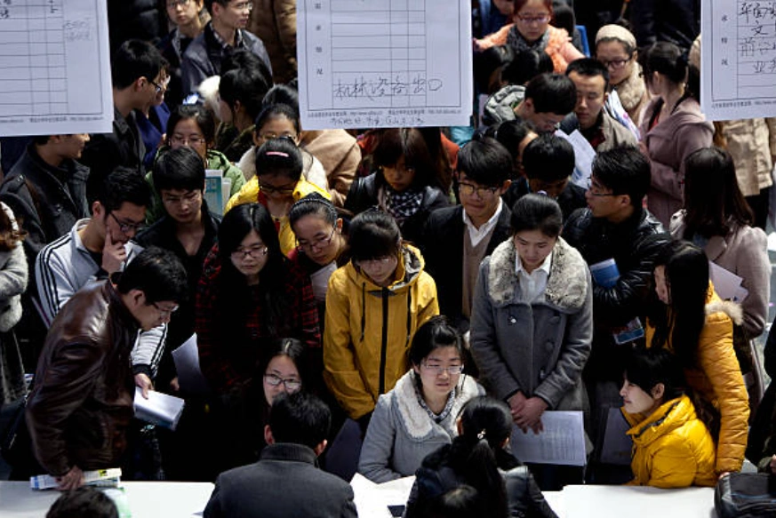 资料图片：中国应届毕业生在招聘会上寻找工作。(Photo by Hong Wu/Getty Images)