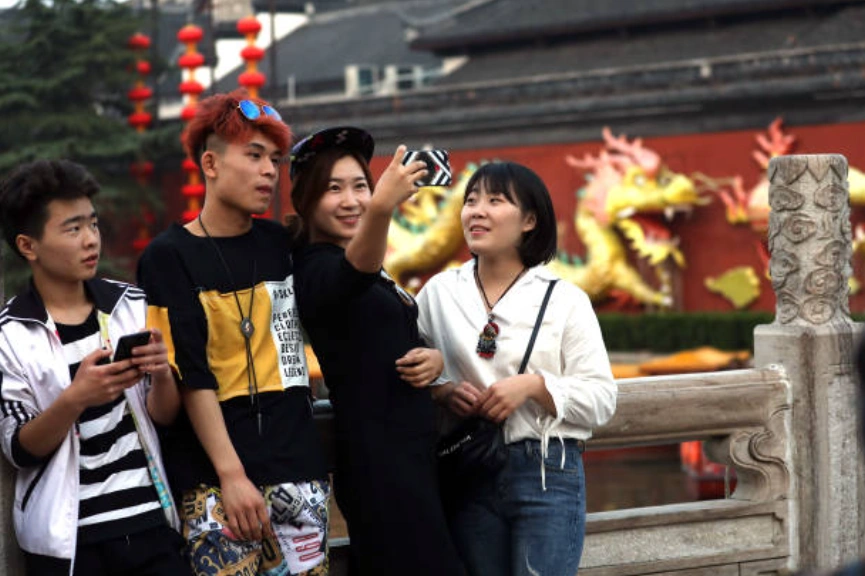 當年輕人既有穩定收入，也有可以安心休息的閑暇時間，他們才可能真正走出辦公室，成為消費群體中最有活力的那部分。(Photo by Franco Origlia/Getty Images)