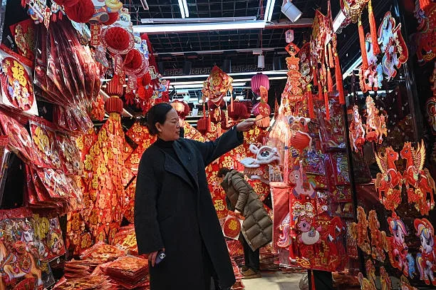 一名顧客2026年2月4日在浙江義烏批發市場採購即將到來的馬年年貨。（Jade GAO / AFP via Getty Images）