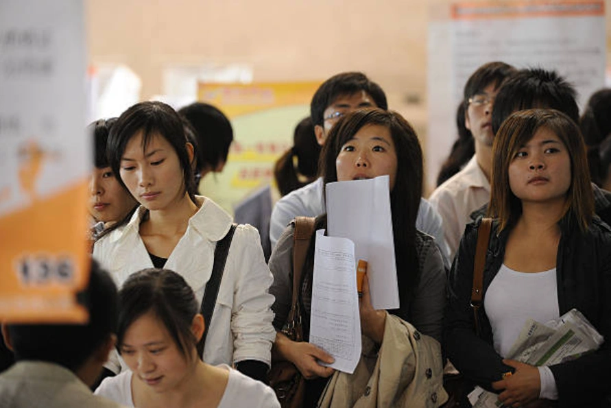 资料图片：中国安徽省合肥市的一场招聘会上，失业人员正在寻找各种工作。 (Photo credit should read STR/AFP via Getty Images)