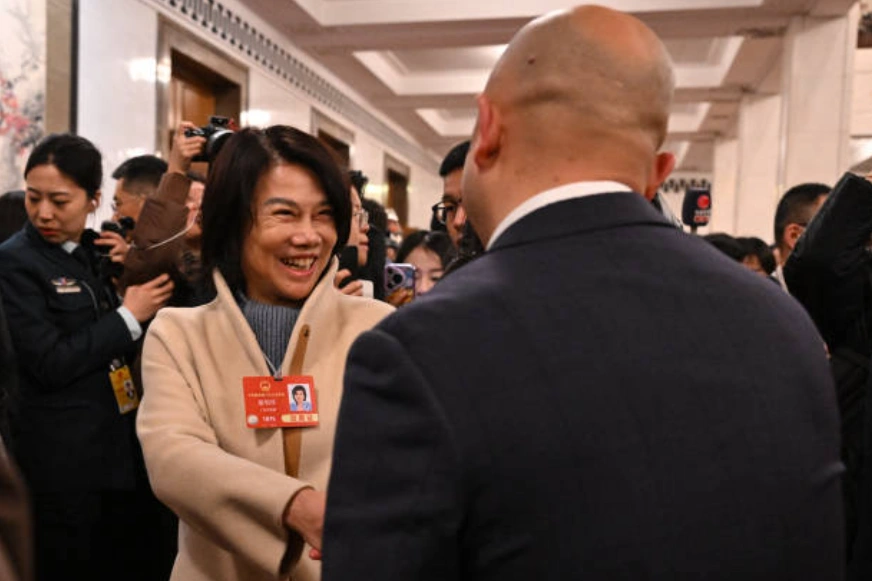 资料图片：格力电器董事长董明珠抵达北京人民大会堂，出席全国人民代表大会开幕式。 (Photo by Jade GAO / AFP) (Photo by JADE GAO/AFP via Getty Images)