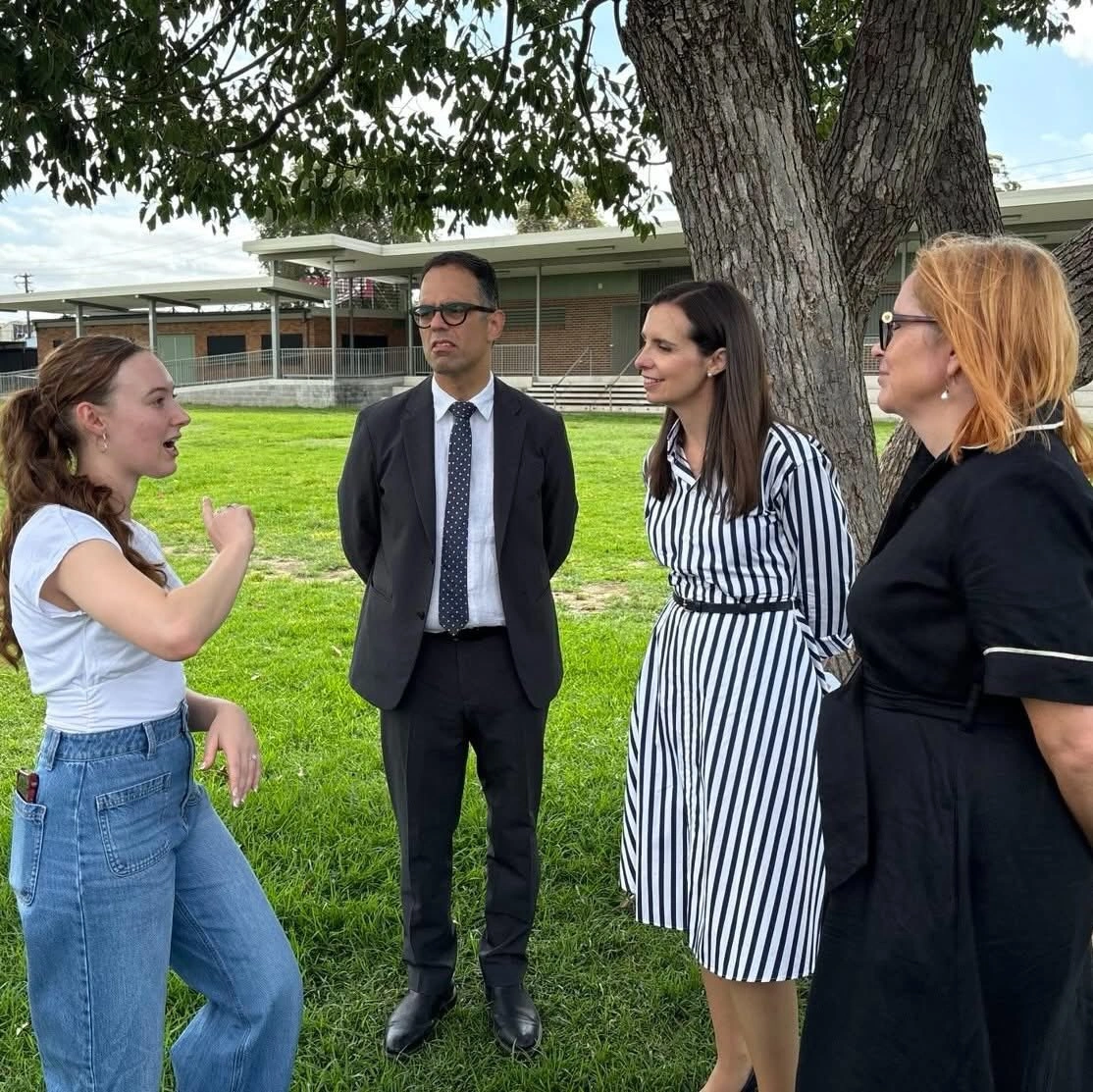 超過 82,000 名像來自吉爾福德的 Genevieve 一樣的首次購房者，通過新南威爾士州工黨首次購房者援助計劃，獲得了印花稅的豁免或減免，平均節省了 20,475 美元。新州財政部長丹尼爾·穆克希（左二）（圖取自facebook/Julia Finn MP）