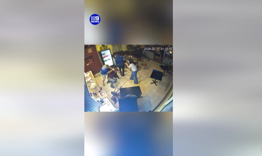 墨尔本一家披萨店爆发激烈斗殴。（截图取自facebook/9 News Melbourne）