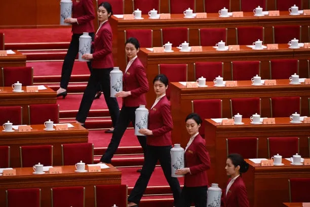 2026年3月10日，招待員在北京大會堂為人大會議與會代表準備茶水。（GREG BAKER/AFP via Getty Images）
