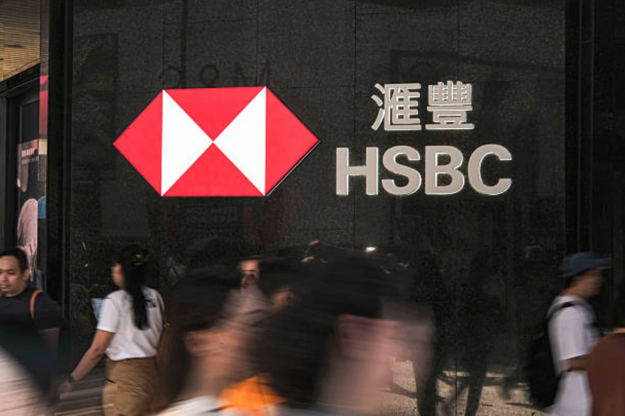 香港汇丰银行5月起将向个人客柜台入票收费。(Photo by Sawayasu Tsuji/Getty Images)