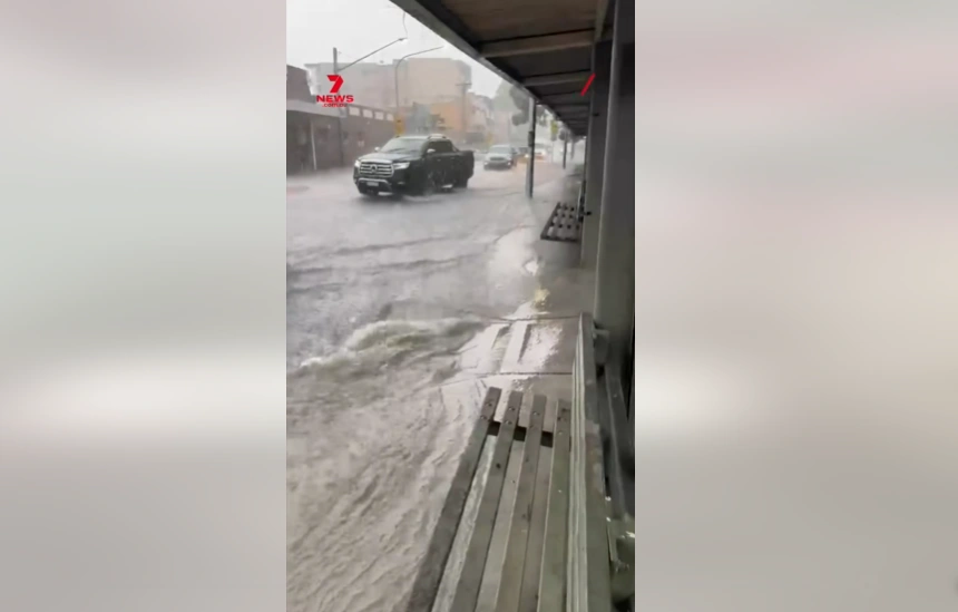 悉尼Guildford 火车站积水成灾。(截图取自facebook/7NEWS Sydney)