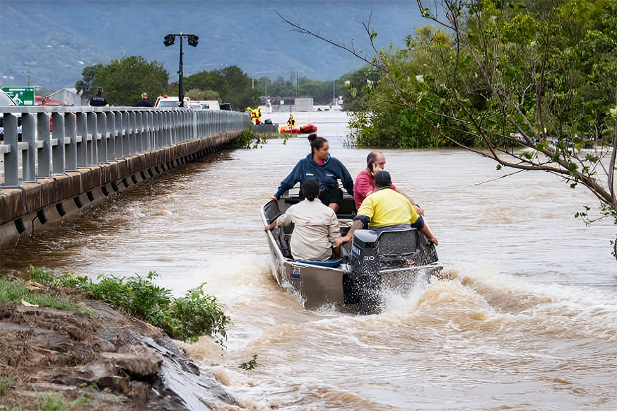 昆州受洪水影响的灾民可申请灾害援助金。 (Photo by Brian CASSEY / AFP) (Photo by BRIAN CASSEY/AFP via Getty Images)