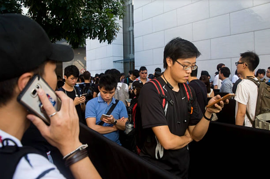 香港国安法新规：拒交手机、电脑密码罚10万港币囚1年。(Photo credit should read ISAAC LAWRENCE/AFP via Getty Images)