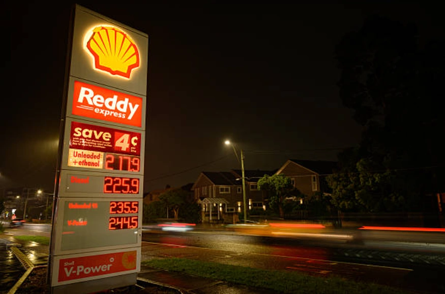 悉尼加油站开始限制燃油供应。图为悉尼维多利亚路一家壳牌（Shell）加油站。 (Photo by George Chan/Getty Images)