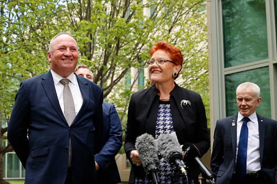 2026年1月19日：一国党领袖、参议员宝琳.韩森（Pauline Hanson）于2026年1月19日在澳大利亚堪培拉国会大厦向媒体发表讲话。 (Photo by Hilary Wardhaugh/Getty Images)