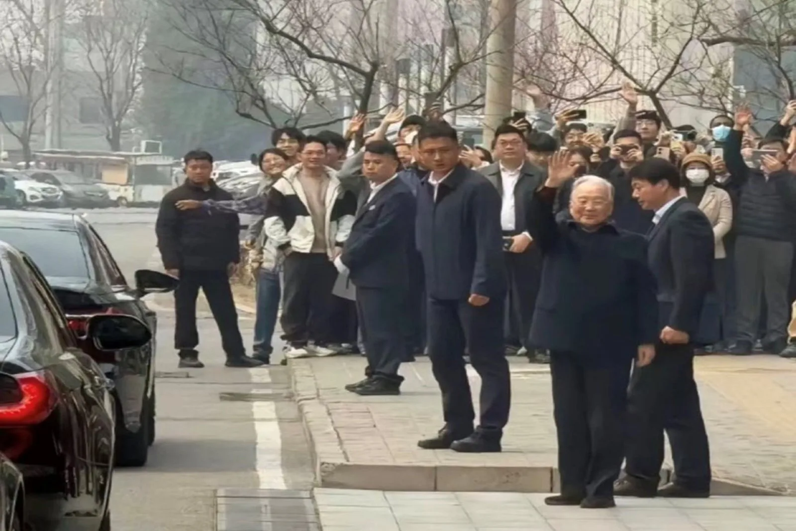 2026年3月27日，中共前總理溫家寶在北京現身。（視頻擷圖）