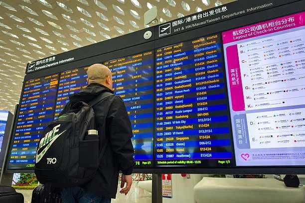 中國機票燃油附加費2026年4月5日起暴漲5倍。圖為一名旅客2025年4月13日在深圳寶安國際機場查看航班信息顯示屏。（Cheng Xin/Getty Images）